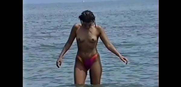  amatorial topless beach girl